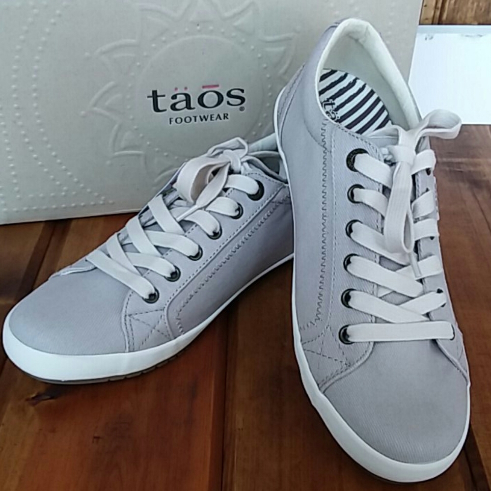NIB Taos Star fashion sneaker